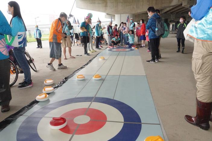 體驗新遊戲─地板冰壺