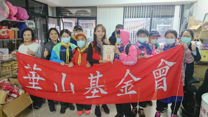 團員們帶著愉快的心情，驅車前往華山基金會領取捐贈的民生物資。