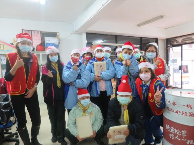 團員們帶著愉快的心情，驅車前往華山基金會領取捐贈的民生物資。