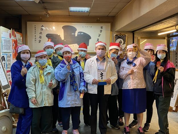 團員在書法館獻上關懷物資給長輩，讓其感受溫暖的祝福。