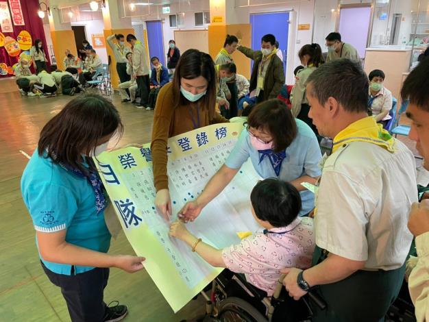 團員們為今日的表現貼上榮譽登陸榜