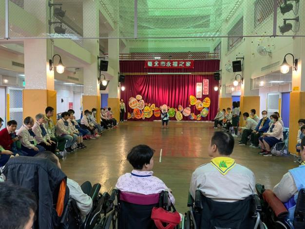 專心聆聽「愛心樹」小故事