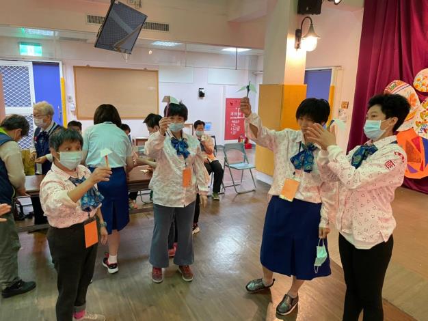 團員們開心地玩風信紙