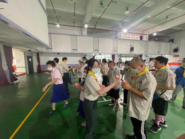 團員拿到獎勵品開心喜悅
