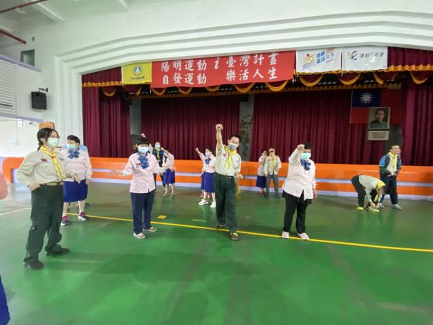 團長帶領團員練習童軍歌曲「榮譽在我心」