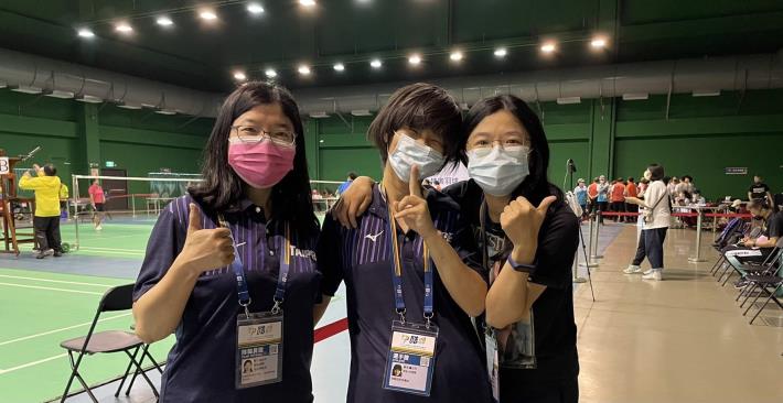 1領隊廖秋芬院長與特奧羽球選手教練賽場合影
