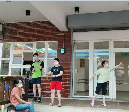 照片4：工作人員與服務對象活力四射參與卡拉O.k.活動。