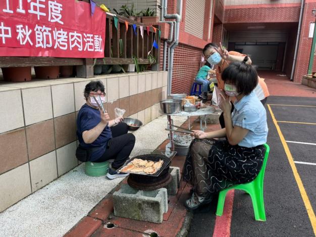 照片5：工作人員與女生區服務對象快樂的參與活動且遵守防疫規定配戴口罩。