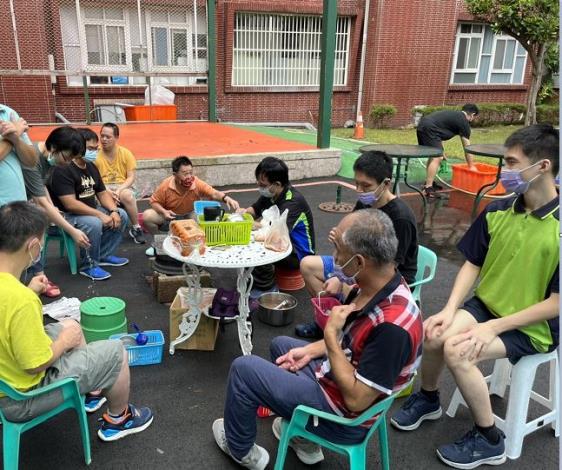 照片2：大家踴躍參與烤肉活動，享受烤肉饗宴。