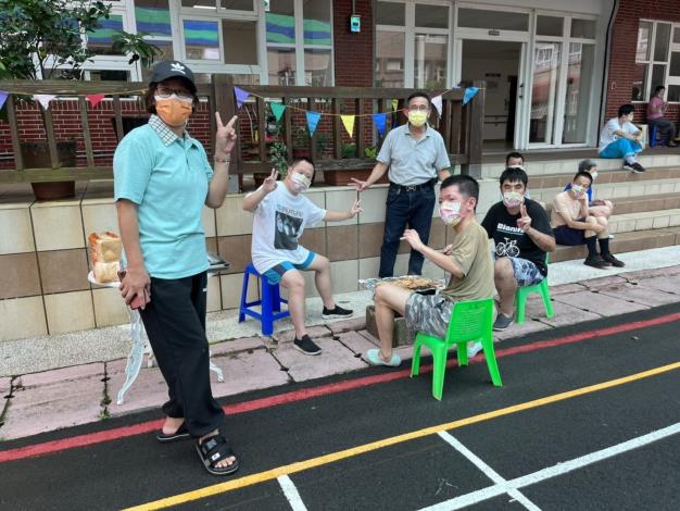 照片6：工作人員與男生區服務對象快樂的參與活動且遵守防疫規定配戴口罩。