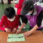 照片6：引導服務對象用貼紙貼上想選的人