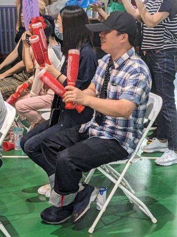 觀賞同儕表演，大家加油