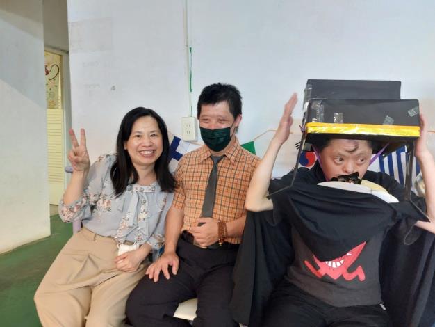 副院長與參賽服務對象開心合影