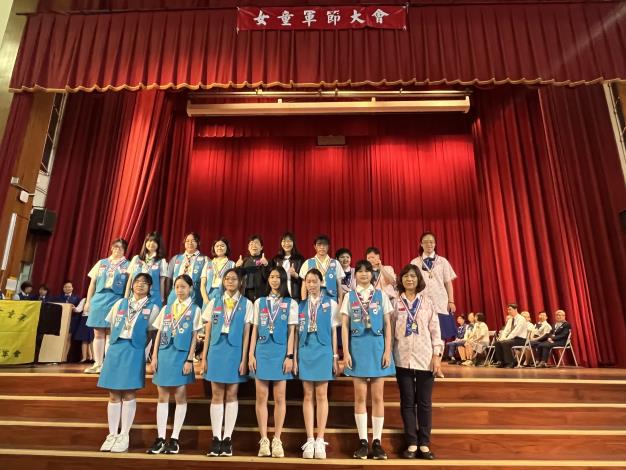 陽明女童軍團團員玲玲和嫻嫻獲頒「優秀女童軍」殊榮。