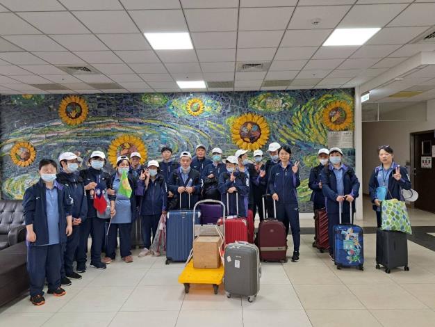 臺北市代表隊特奧滾球隊及特奧羽球隊選手及師生從院內準備出發。