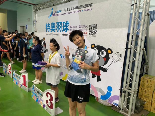 小琇在特奧羽球頒獎台上非常開心。