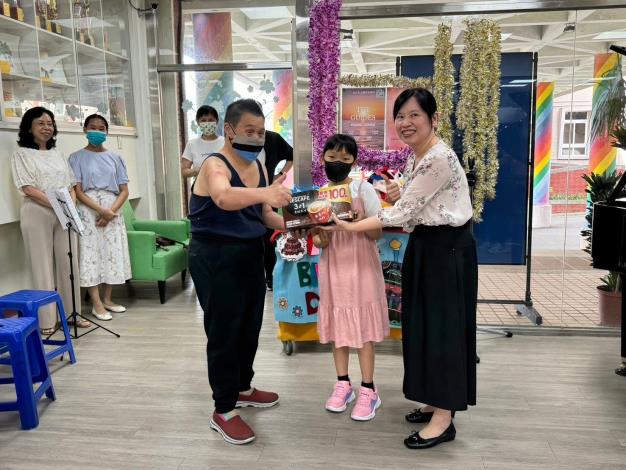 表演者回贈咖啡包禮盒