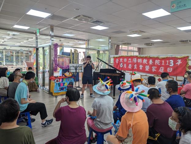 服務對象陶醉在音樂的饗宴