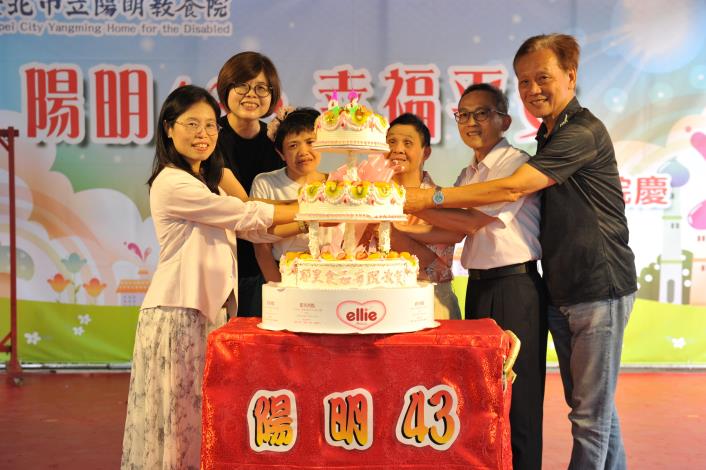 林副局長、衛生福利部社會及家庭署尤詒君組長(前院長)、院長、蘇英賢家長會會長及 2 位服務對象代表一起開心切蛋糕慶生