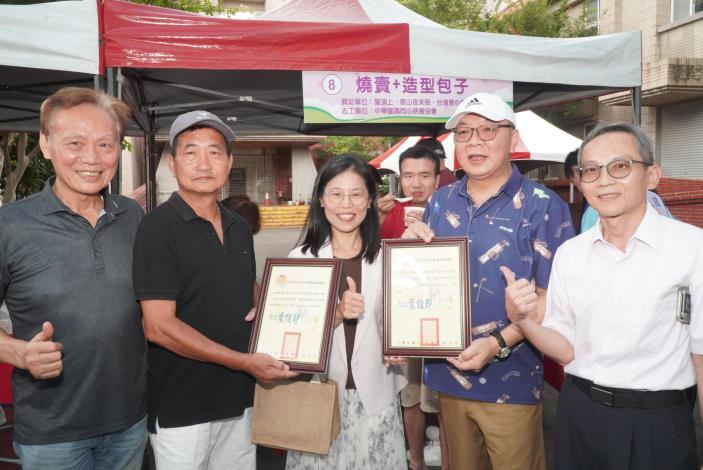 林副局長致贈感謝狀感謝攤位贊助者