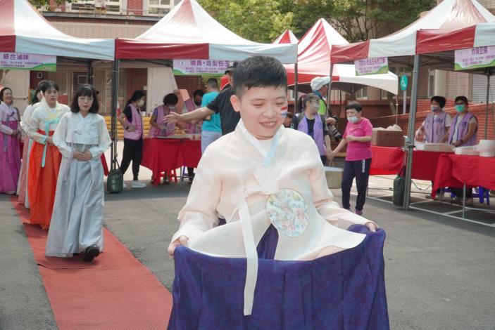 服務對象穿著美麗的韓服端莊走秀