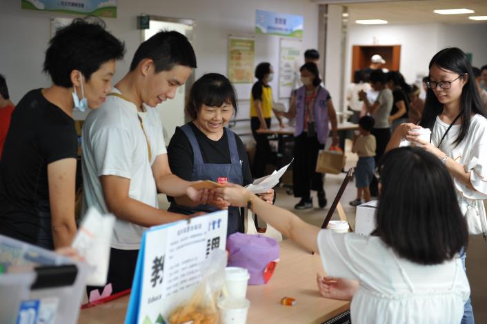 保育老師教導服務對象使用園遊券開心兌換攤位遊戲活動體驗