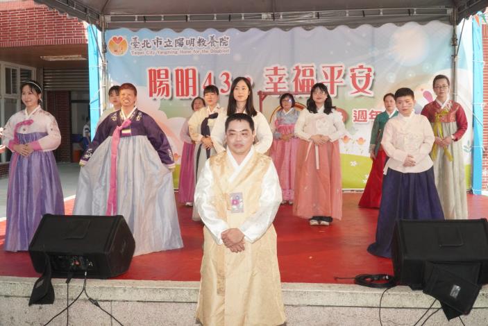 本院同仁及服務對象穿著古朝鮮貴族服裝進行走秀表演