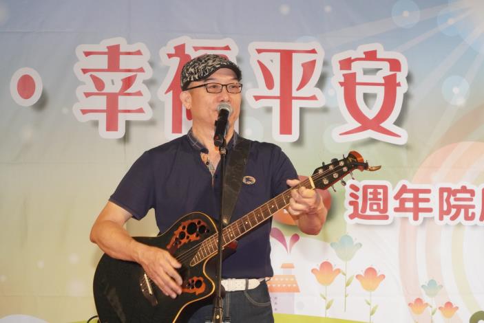 台灣街頭藝人發展協會威哥帶來悅耳動聽的歌唱表演