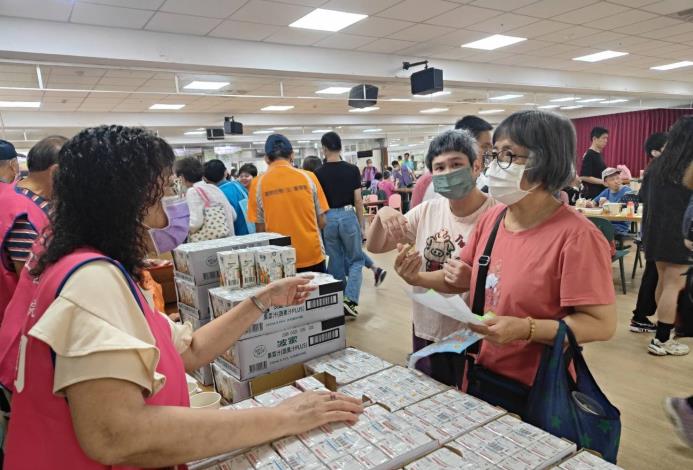 服務對象和家長一起逛園遊會兌換美食，感到滿意又幸福