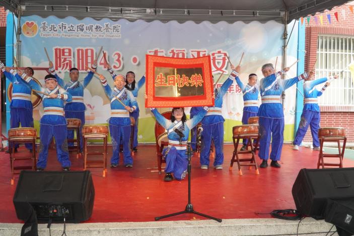 打擊樂社帶來氣勢磅礡的開場表演——「鼓震穹蒼」