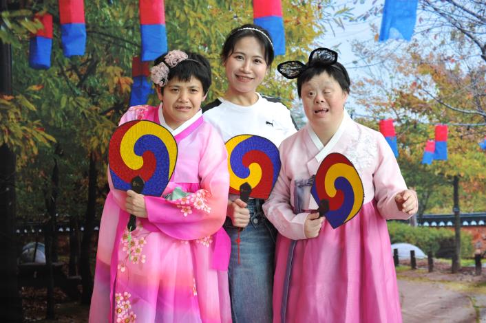 服務對象穿著美麗的韓服在韓國仁川市背景圖前打卡拍照，開心極了