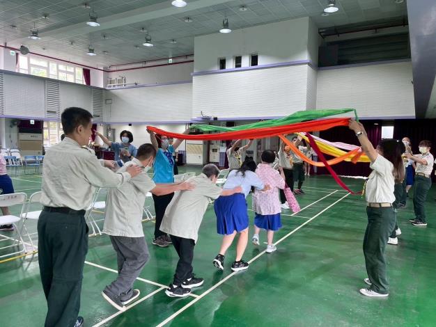 小隊輔搭七彩彩帶橋歡送團員。