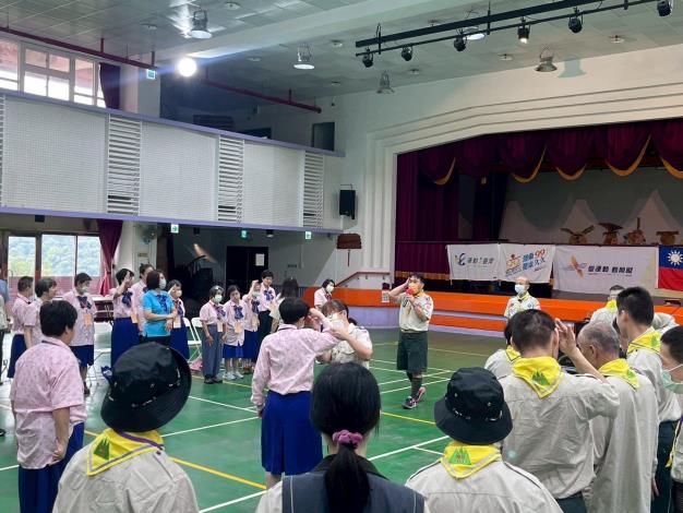 「立正、敬禮、禮畢」手號操練習。