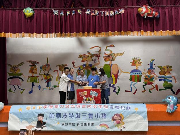 院長與壽星代表一同切蛋糕。