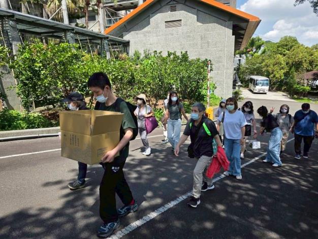 服務對象世潔協助帶本院伴手禮