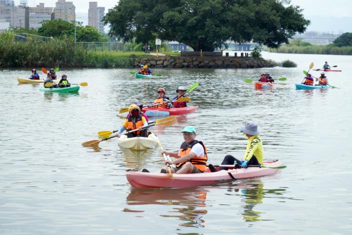 認真划獨木舟向前進