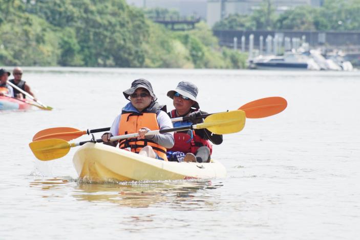 努力練習划獨木舟