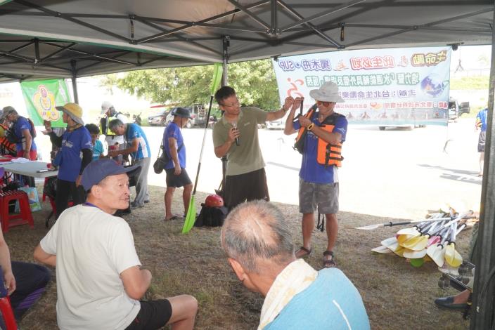 教練講解和示範正確穿救生衣方式