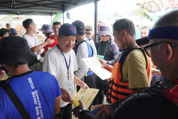 服務對象獻感謝狀給辛勞指導的教練