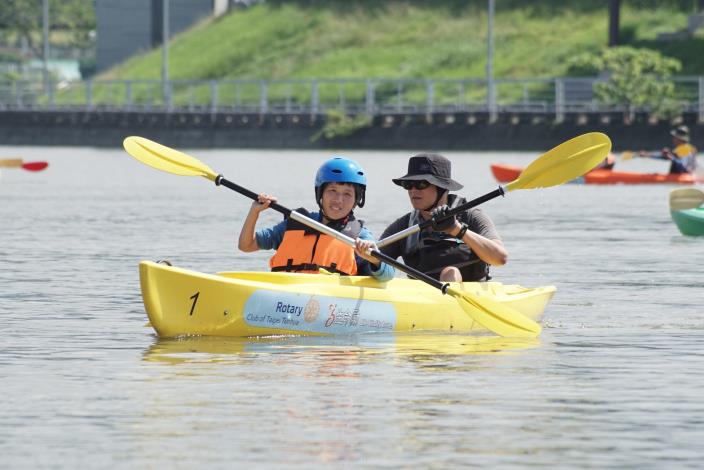 服務對象經教練指導學習划獨木舟