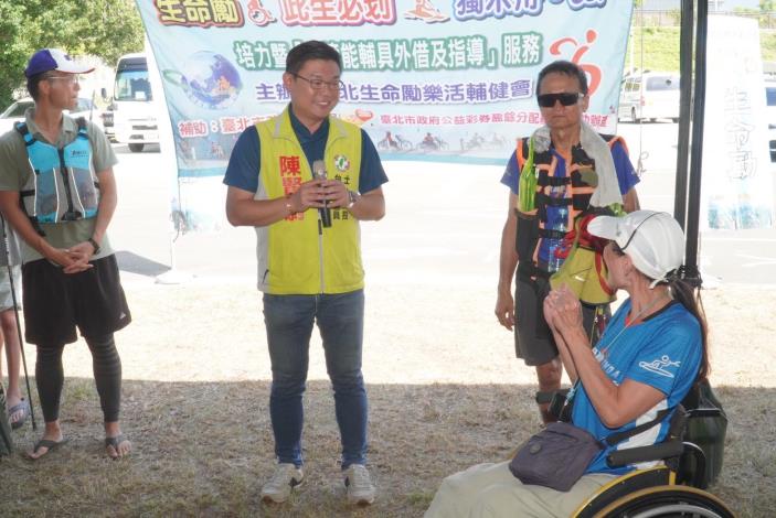 陳賢蔚議員到場為獨木舟活動加油打氣