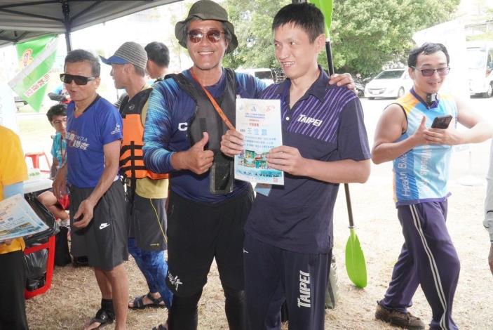 學員獲頒無障礙獨木舟研習證書