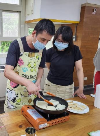 小廷老師示範煎蘿蔔糕