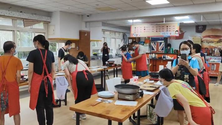 「小廷老師好!」大家在上課前向老師行禮