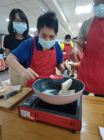 ㄚ煌廚師專注翻煎蘿蔔糕