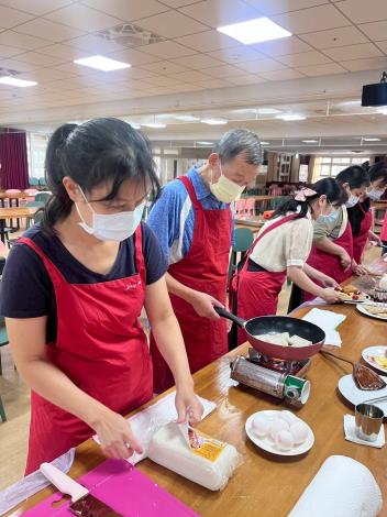 服務對象與同仁認真學習中