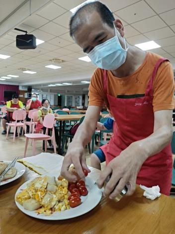 服務對象幫自己的BRUNCH早餐擺盤裝飾