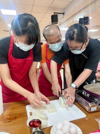 同仁輔助服務對象切蘿蔔糕