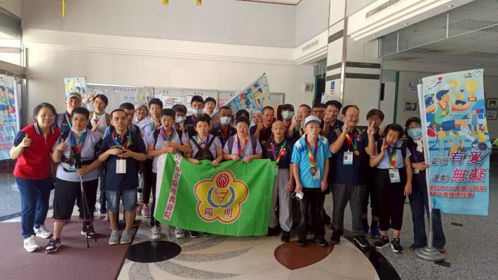 10.比賽結束，大家開心拿著獎牌合影