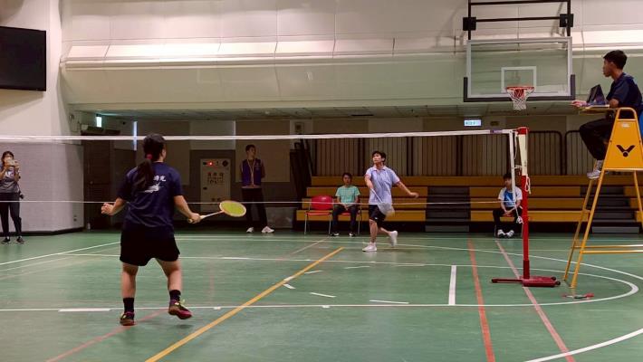 7.特奧羽球-小榮認真觀察羽球方向